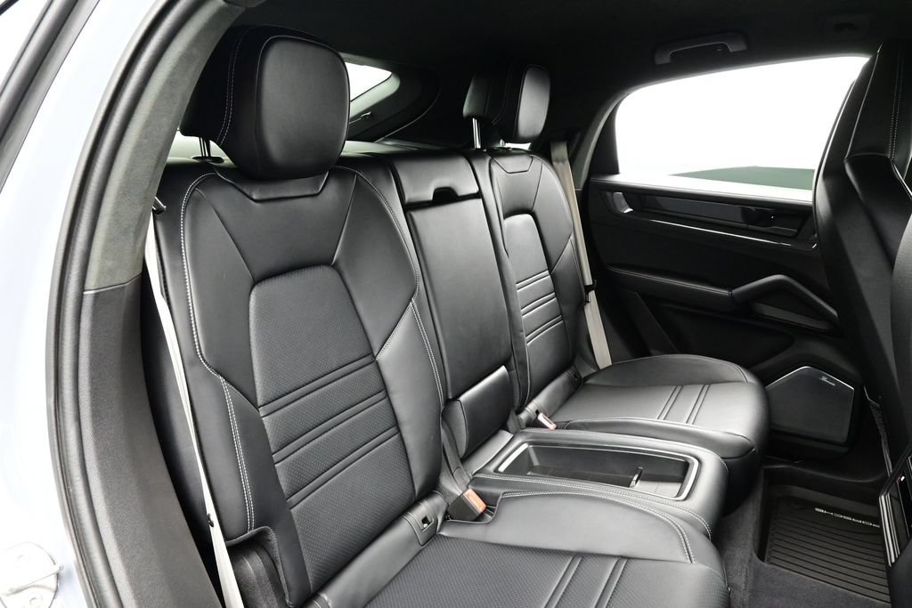 Certified 2024 Porsche Cayenne Turbo GT AWD/4WD image 16