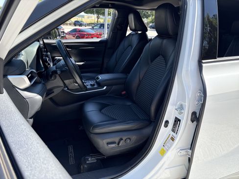 Used 2022 Toyota Highlander XSE AWD/4WD image 16