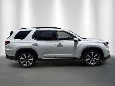 Used 2025 Honda Pilot Touring image 2