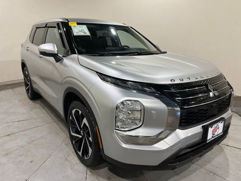 Used 2022 Mitsubishi Outlander ES image 2