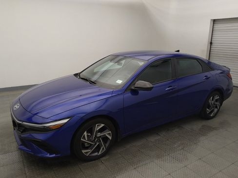 Used 2025 Hyundai Elantra Sport FWD image 2