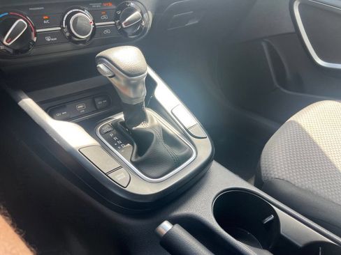 Used 2025 Kia Soul LX w/ LX Technology Package FWD image 18