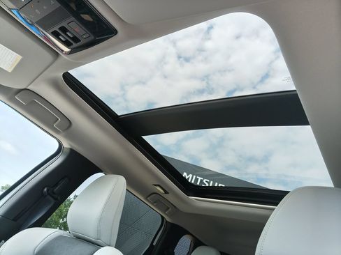 New 2026 Mitsubishi Outlander SE AWD/4WD image 2