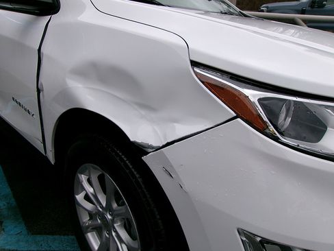 Used 2021 Chevrolet Equinox LS w/ LS Convenience Package image 2