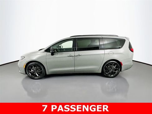 Used 2025 Chrysler Pacifica Limited image 7