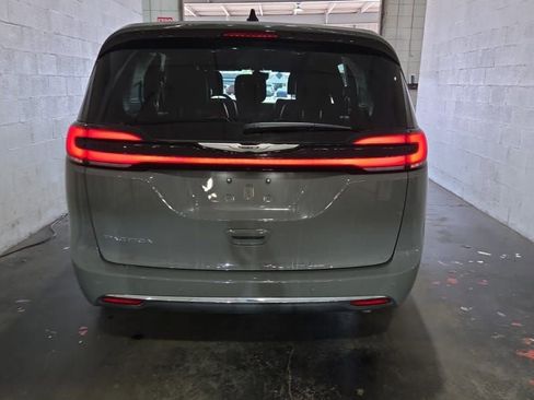Used 2025 Chrysler Pacifica Select FWD image 6