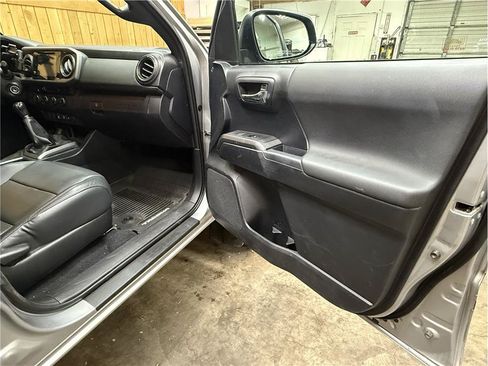 Used 2019 Toyota Tacoma TRD Off-Road w/ TRD Premium Off Road Package AWD/4WD image 14