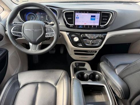 Used 2023 Chrysler Pacifica Touring-L FWD image 13