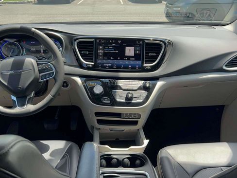Used 2023 Chrysler Pacifica Touring-L FWD image 27