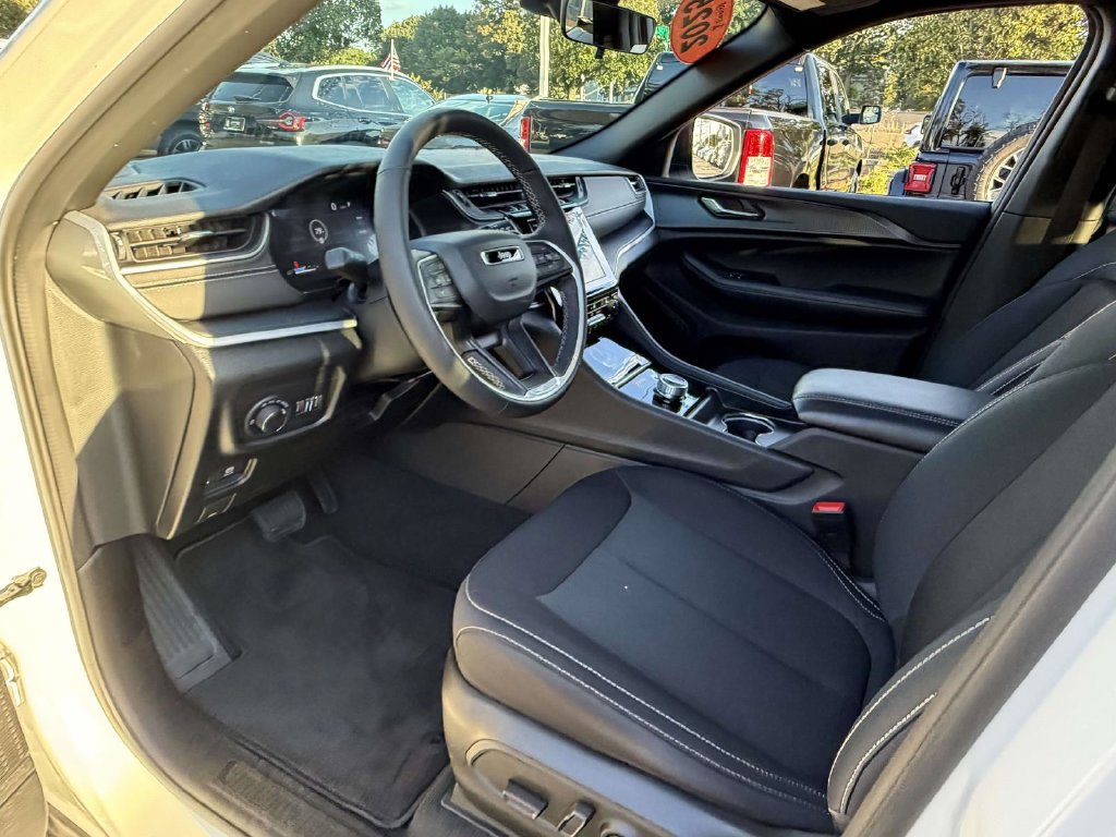 Used 2025 Jeep Grand Cherokee Laredo X w/ Luxury Tech Group I AWD/4WD image 21