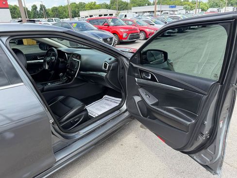 Used 2020 Nissan Maxima 3.5 SV w/ Floor Mat Group FWD image 9