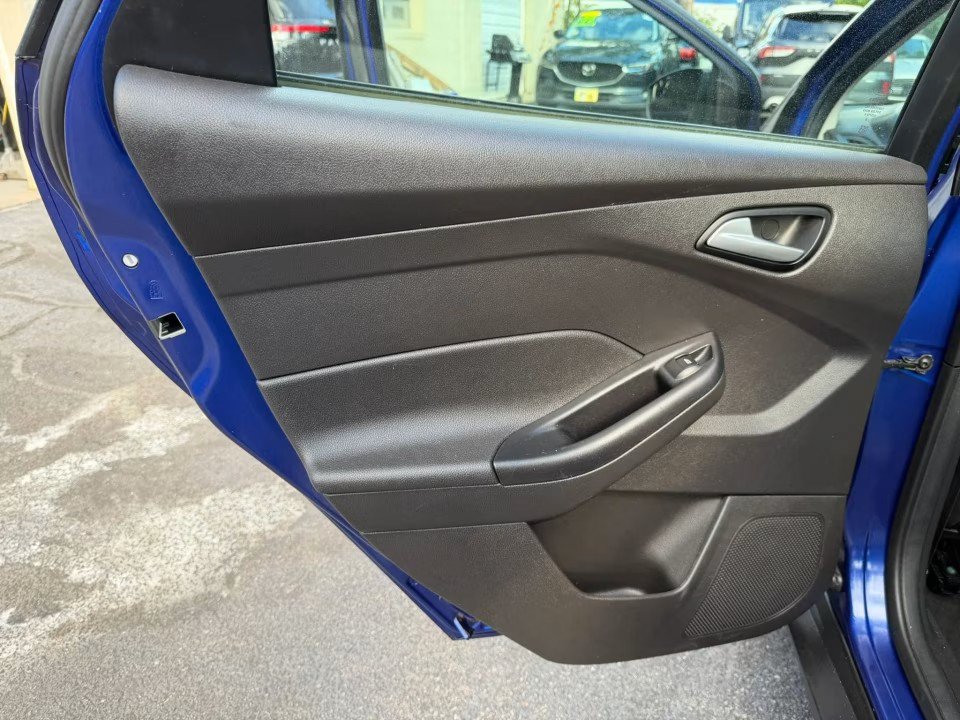 Used 2012 Ford Focus SE FWD image 11
