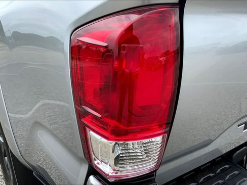 Used 2020 Toyota Tacoma SR5 w/ SR5 Appearance Package (SM) image 28