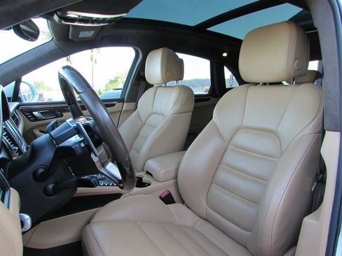 Used 2016 Porsche Macan Turbo AWD/4WD image 10