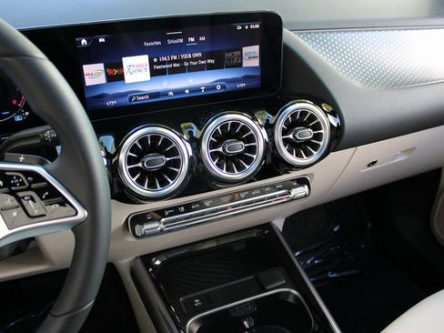 Used 2024 Mercedes-Benz GLA 250 w/ Exclusive Package image 18