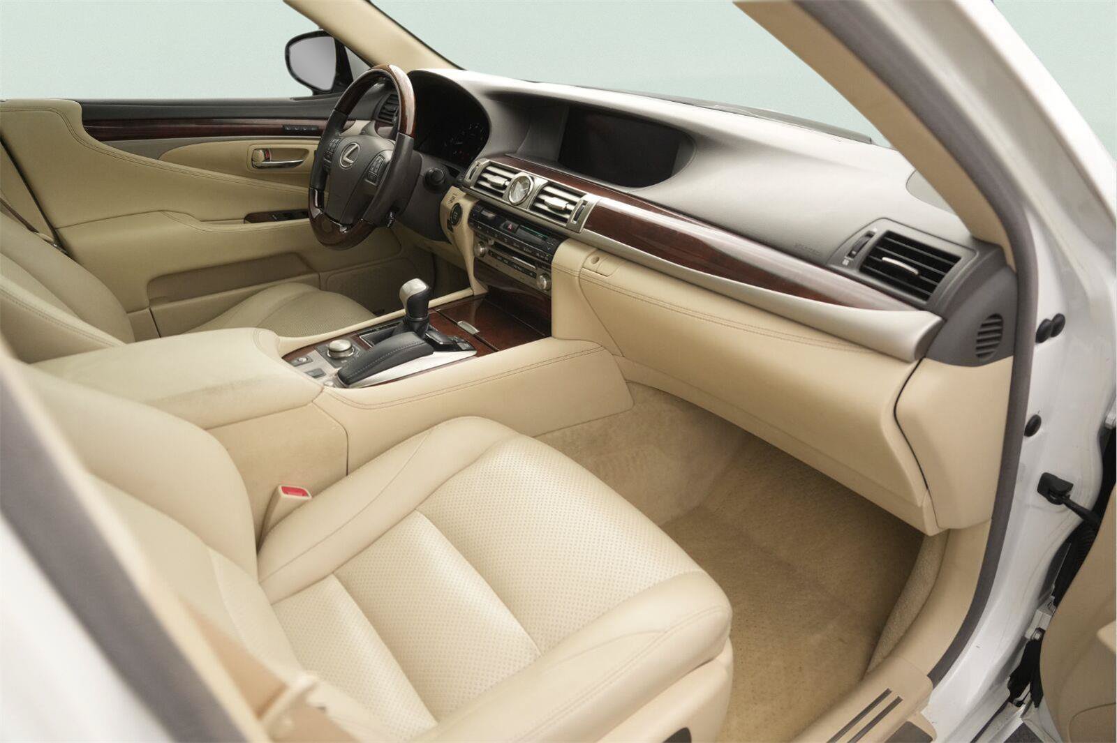 Used 2014 Lexus LS 460 w/ Comfort Package RWD image 18