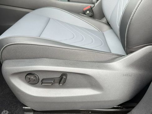 New 2026 Volkswagen Tiguan SE FWD image 17