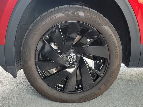 Used 2024 Volkswagen Atlas SE w/ Panoramic Sunroof Package FWD image 5
