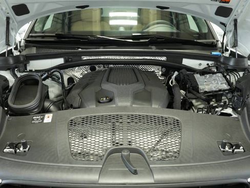Certified 2025 Porsche Macan AWD/4WD image 30