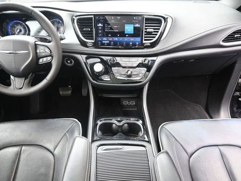 Used 2025 Chrysler Pacifica Limited FWD image 23