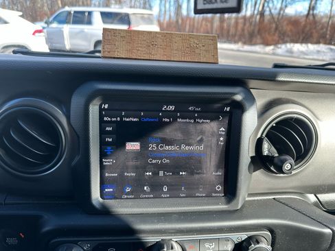 Used 2022 Jeep Gladiator Sport image 14