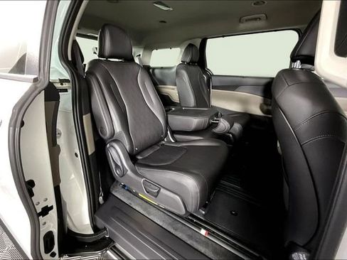New 2026 Kia Carnival EX FWD image 10