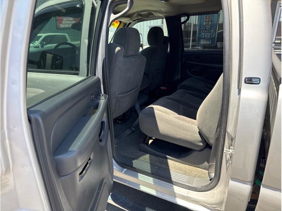 Used 2004 Chevrolet Silverado 2500 LS w/ Skid Plate Package AWD/4WD image 8