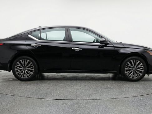 Used 2025 Nissan Altima 2.5 SV FWD image 11