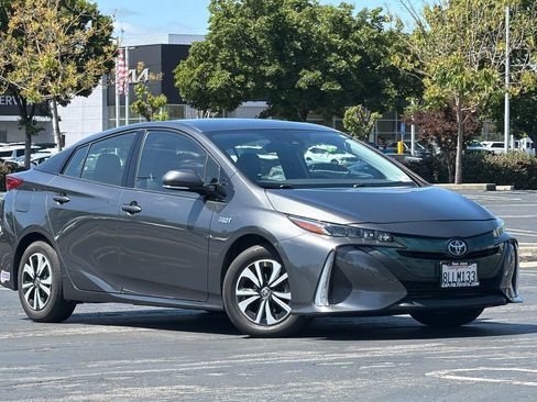 Used 2019 Toyota Prius Prime Premium image 2