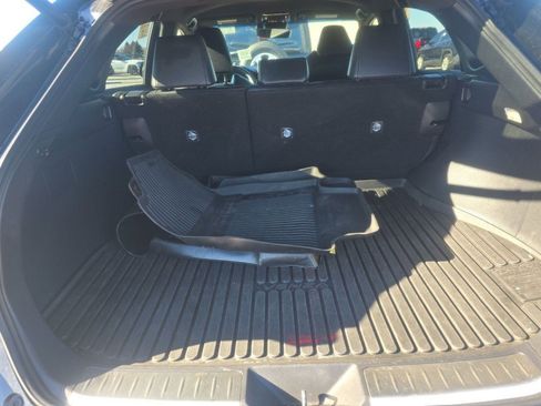 Used 2022 Toyota Venza XLE image 3