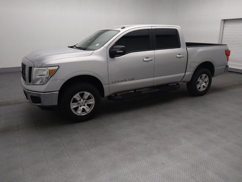 Used 2019 Nissan Titan SV RWD image 2