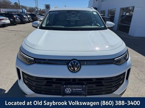 Used 2025 Volkswagen Tiguan SE AWD/4WD image 2
