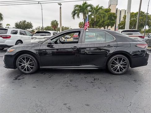 Used 2023 Toyota Camry SE image 4