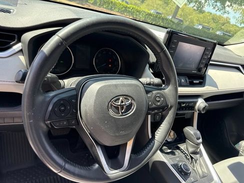 Used 2022 Toyota RAV4 XLE Premium AWD/4WD image 9