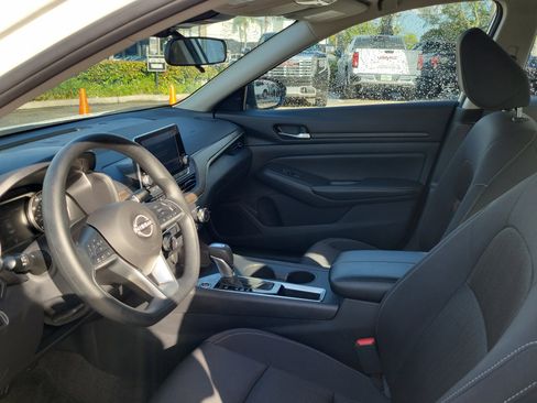 Used 2025 Nissan Altima 2.5 SV FWD image 11
