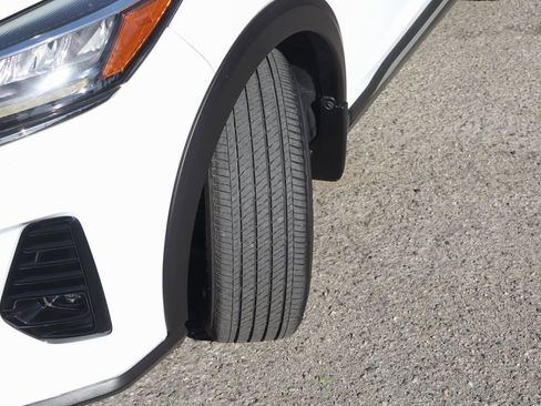 Used 2023 Nissan Kicks SR w/ SR Premium Package FWD image 45