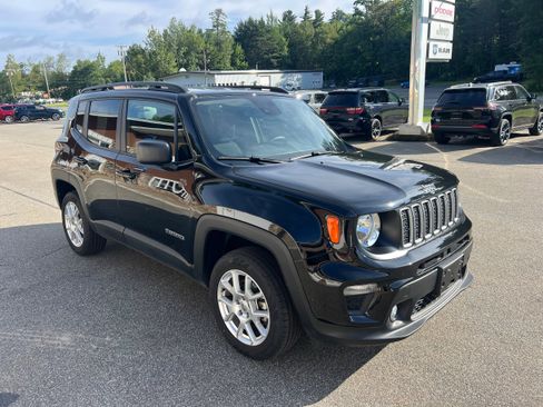 Used 2023 Jeep Renegade Latitude w/ Premium Group AWD/4WD image 3