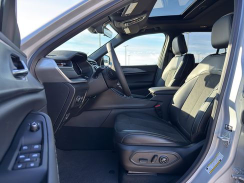 New 2025 Jeep Grand Cherokee Altitude image 10