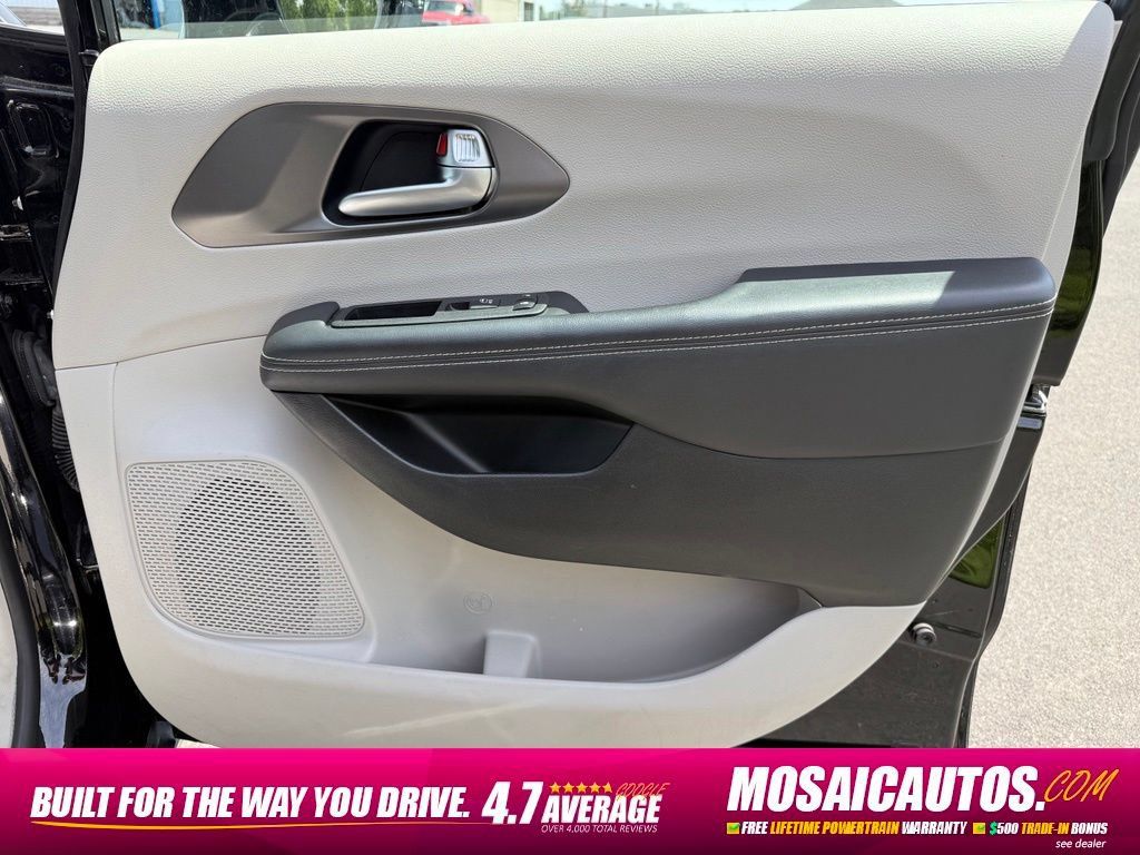 Used 2024 Chrysler Pacifica Touring-L FWD image 9