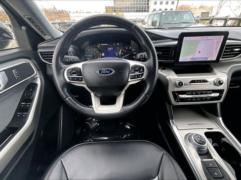 Used 2022 Ford Explorer XLT w/ Equipment Group 202A image 5