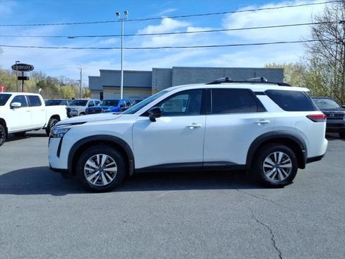 New 2026 Nissan Pathfinder SL image 2