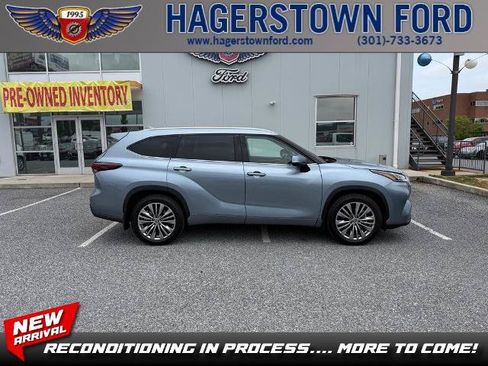 Used 2024 Toyota Highlander Platinum AWD/4WD image 1