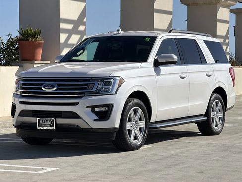 Used 2018 Ford Expedition XLT w/ Equipment Group 202A RWD image 2