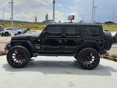Used 2018 Jeep Wrangler Unlimited Sahara AWD/4WD image 6