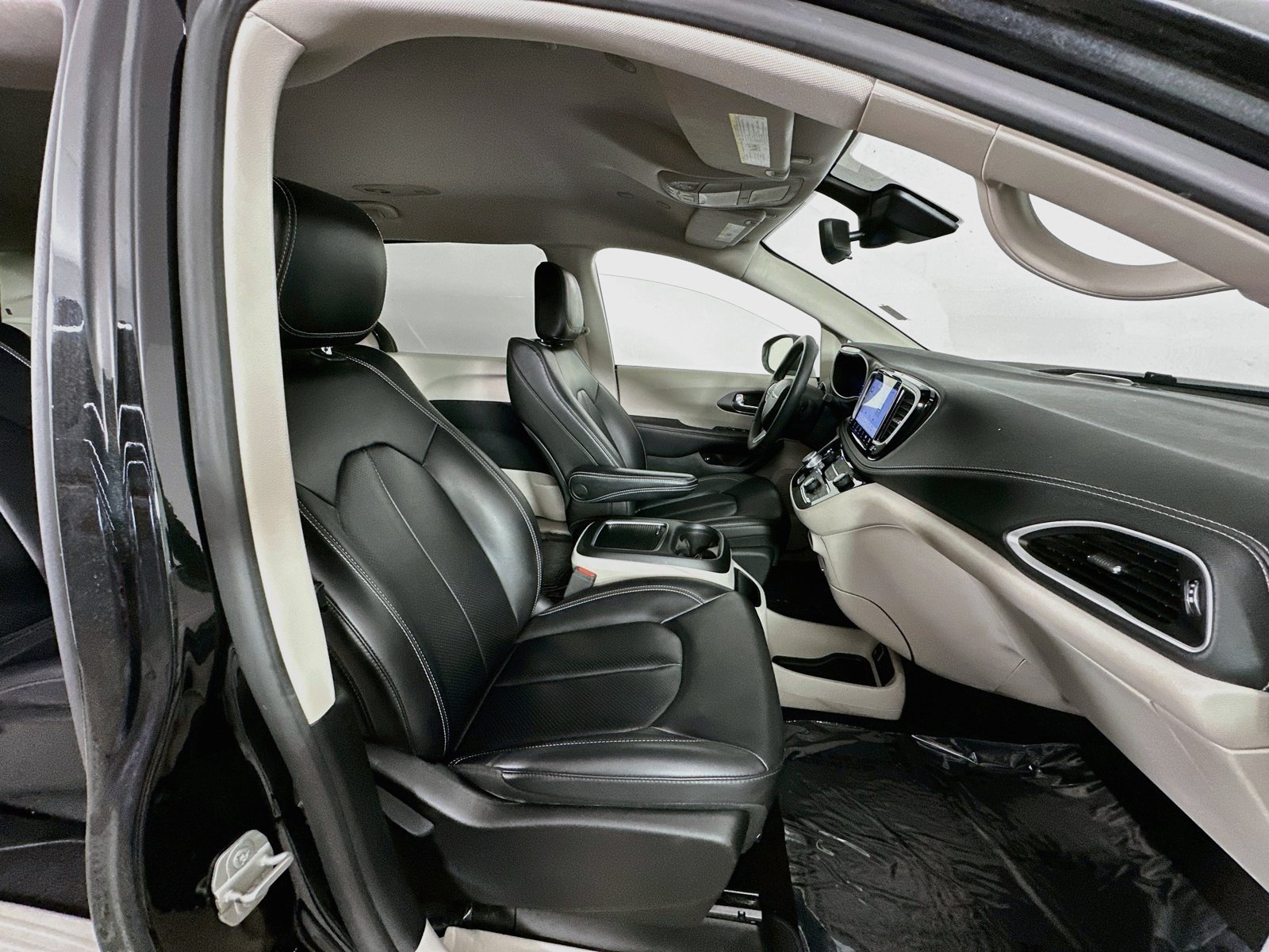 Used 2023 Chrysler Pacifica Touring-L FWD image 29