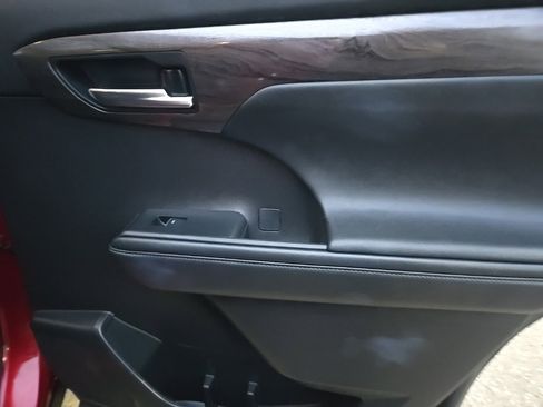 Used 2023 Toyota Highlander Platinum image 34