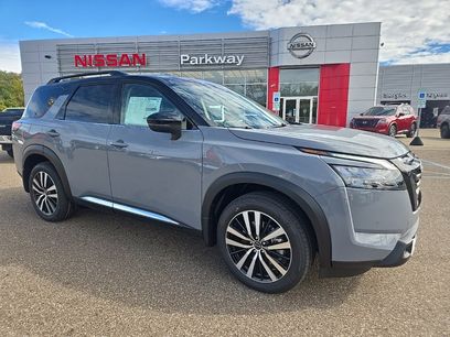 New 2025 Nissan Pathfinder Platinum w/ Black Appearance Package