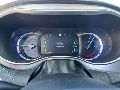 Used 2020 Chrysler Pacifica Limited w/ Advanced Safetytec Group FWD image 13
