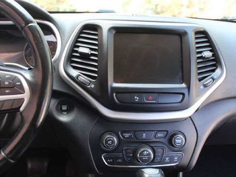 Used 2018 Jeep Cherokee Trailhawk AWD/4WD image 17