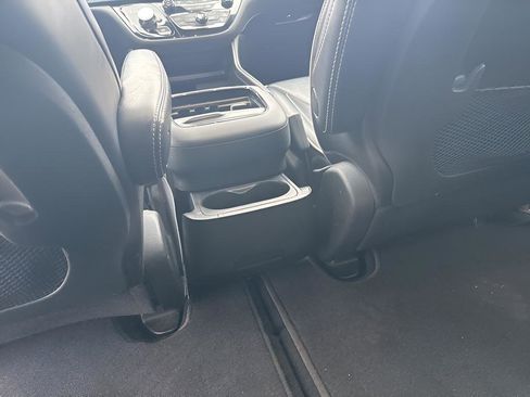 Used 2025 Chrysler Pacifica Limited image 30
